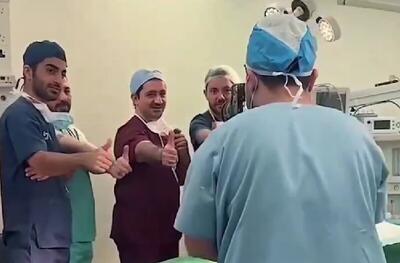 ببینید/ تصویری تلخ از کادر درمان اتاق عمل در کشور عمان که همگی ایرانی هستند!