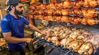 (ویدئو) غذاهای خیابانی پاکستان؛ پخت همزمان 100 مرغ سوخاری