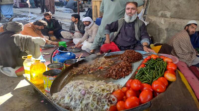 (ویدئو) غذای خیابانی در پاکستان؛ طرز تهیه جگر سرخ شده پیشاوری