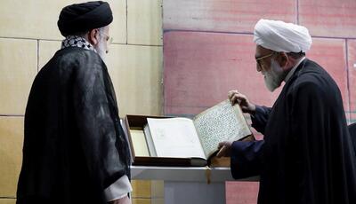 اهدای نسخه نفیس چاپ شده مصحف ۱۴۰۰ ساله مشهد رضوی به رئیس جمهور