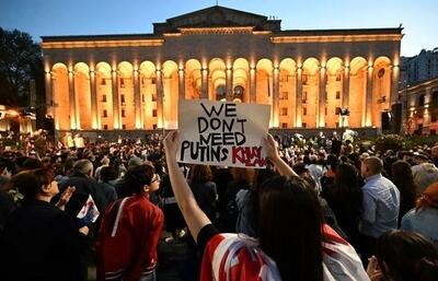 در پارلمان گرجستان چه خبر است و چرا معترضان خیابان های تفلیس را ترک نمی کنند؟/ باز پای روسیه در میان است؟