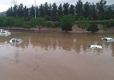 سیلاب وحشتناک در خیابان‌های مشهد/ آب خودروها را برد + فیلم - تسنیم