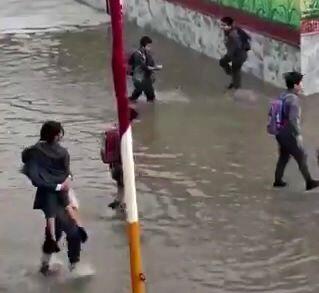 ویدئویی از معلم دبستان پسرانه شهید میراب طرقی در سیل شهر مشهد