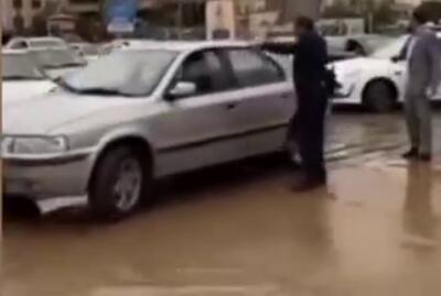 ببینید / اقدام عجیب فرماندار مشهد در اوج بحران سیل؛ بازی بازی در نقش پلیس راهنمایی و رانندگی
