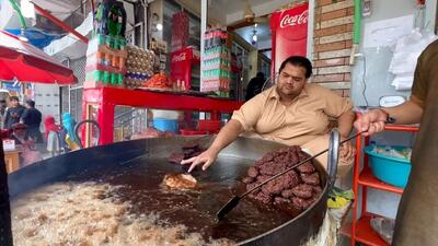 (ویدئو) فرآیند پخت چاپلی کباب مشهور جهان در افغانستان توسط آدم خان