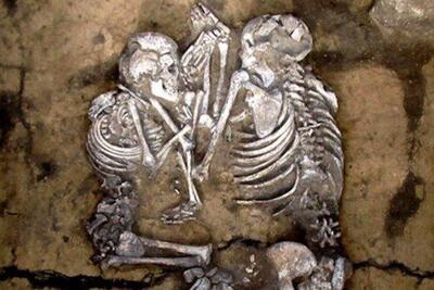 اسکلت‌هایی که در آغوش هم دفن شده‌اند، عاشق نبودند