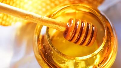 درمان تب گوارشی با عسل برای کودکان بالای ۲ سال (فیلم)