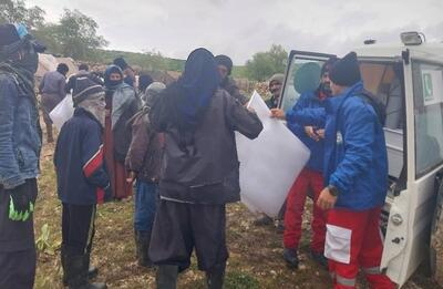 امدادرسانی نیرو‌های هلال‌احمر در پی بارش های اخیر به ۲۷ خانوار عشایر