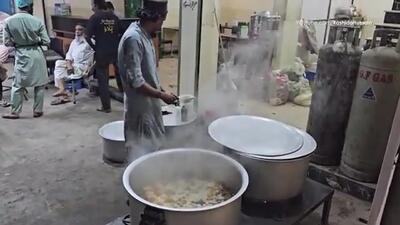 (ویدئو) غذای خیابانی در پاکستان؛ پخت پلو حیدرآبادی با گوشت کنار جاده