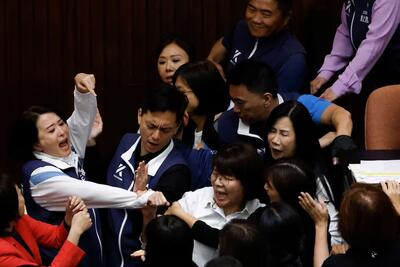 درگیری قانونگذاران تایوانی در پارلمان