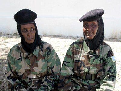 (عکس) زنان نظامی سومالی با اسلحه‌های چوبی