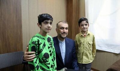 تصویری از امیرعبداللهیان در کنار دو پسرش / عکس