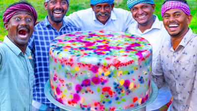(ویدئو) طرز تهیه کیک ژله ای رنگارنگ غول پیکر توسط آشپزهای روستایی هندی