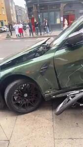 تصادف عجیب BMW لوکس در کنار پیاده‌رو و در رفتن لاستیک به زیر خودرو!