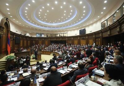 یک دقیقه سکوت در پارلمان ارمنستان به یاد شهدای سانحه بالگرد | ویدئو