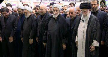 تصویری از ورود رهبر انقلاب اسلامی به دانشگاه تهران برای اقامه نماز بر پیکر  رئیس جمهور شهید و دیگرشهدای سانحه بالگرد هوایی