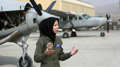 دختر افغانی آواره توانست بهترین خلبان زن شود