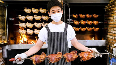 (ویدئو) غذای خیابانی در کره؛ نحوه پخت مرغ بریان سنتی با هیزم بلوط