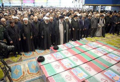 تصاویر | قاب‌های از اقامه نماز بر پیکر رئیس‌جمهور توسط رهبر انقلاب