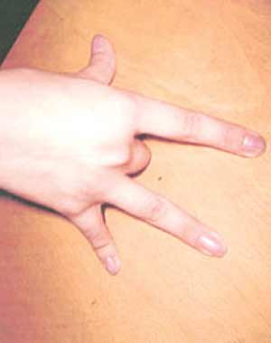 چرا وقتی انگشت وسطی دست را خم کنیم انگشت انگشتری نمی‌تواند حرکت کند؟