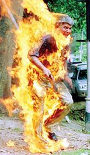 ۳۱ ژانویه ۲۰۰۴ ـ خودسوزی آواره ایرانی در کوالالامپور در برابر دفتر سازمان ملل ویژه آوارگان