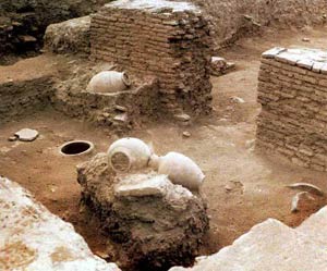 تعیین عمر اشیا و بقایای اجساد کشف شده در حفاریهای باستان شناسی