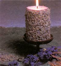 تزئین شمع‌های لوله‌شده و ساده با دانه‌ها و گل‌ها