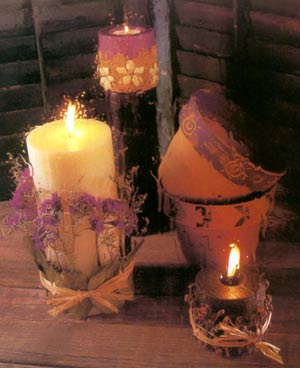 تزئین شمع با گل‌ها و برگ‌ها