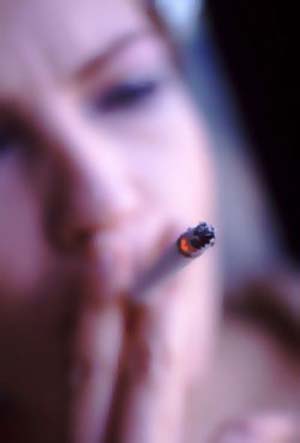 سیگار برای زنان خطرات بیشتری دارد تا در مردان