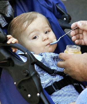 رعایت نکات ایمنی هنگام غذا خوردن کودک