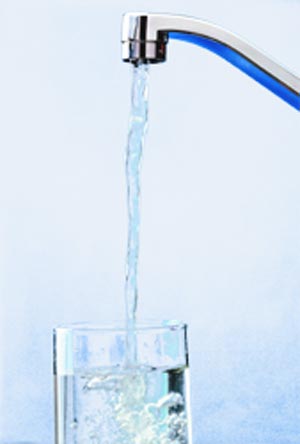 آب و ۲۰ نکته برای این‌که نوشیدن ۸ لیوان آب در روز را فراموش نکنید