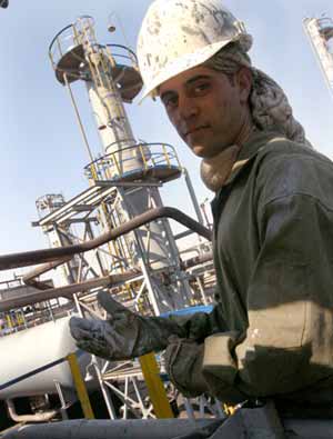 صنعت نفت استوار بر دوش کارکنانی خستگی ناپذیر