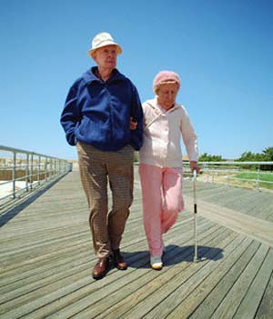 پیاده روی در خارج از منزل برای سلامتی سالمندان مفید است