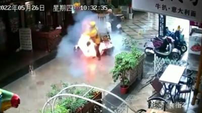 فیلم| انفجار باتری موتورسیکلت برقی حین حرکت
