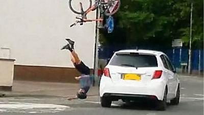 فیلم| تصادف خودرو با دوچرخه سوار در جاده