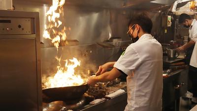فیلم| هنرنمایی سرآشپز، رستوران را به آتش کشید