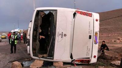 واژگونی یک دستگاه اتوبوس در ‌محور ایلام ـ مهران به علت ترکیدگی لاستیک/ ۱۵ مسافر مصدوم شدند