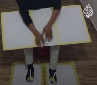 نقاش لیبیایی همزمان با دست و پا نقاشی می‌کند (فیلم)
