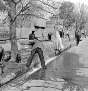 آبخوری قنات فرمانفرما در خیابان حافظ تهران در سال ۱۳۳۰ (عکس)