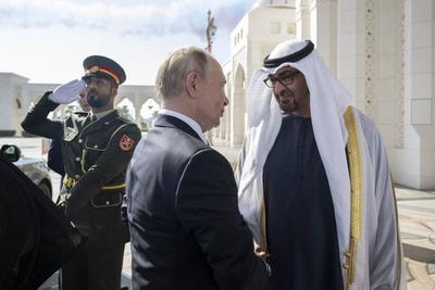  سفر پوتین به امارات / استقبال گرم با نمایش هوایی (+ عکس و فیلم )