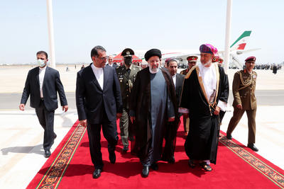 استقبال سلطان عمان از ابراهیم رئیسی در فرودگاه مسقط+ عکس