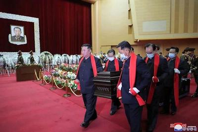 تصاویری از حضور رهبر کره‌شمالی در یک مراسم خاکسپاری بدون ماسک