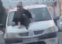 ویدیو / نشستن یک زن جوان روی کاپوت ماشین در حال حرکت در چالوس