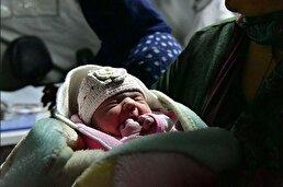 ویدیو /  حرف های تلخ یک مادر زلزله‌زده در خوی با نوزادی در آغوش!