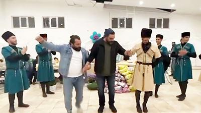 ویدیو / رقص آذری احسان علیخانی با گروهی که سال گذشته رقص آنها در «عصر جدید» سانسور شده بود