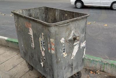 نوشته عجیب روی سطل زباله‌های شیراز+عکس