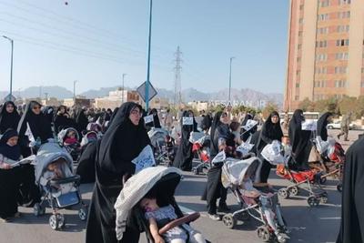 رژه کالسکه کودکان در مراسم رژه نیروهاى مسلح یزد با شعار جهاد فرزندآورى!