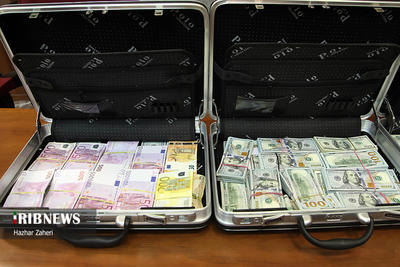 (تصاویر) دلار، یورو و سکه‌های طلا در دادگاه شهردار و شورای شهر لواسان