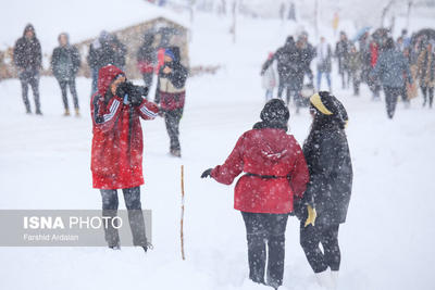 (تصاویر) خوشحالی مردم سنندج از بارش برف