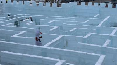 (ویدئو) هزارتوی یخی؛ تفریح پرطرفدار زمستانی